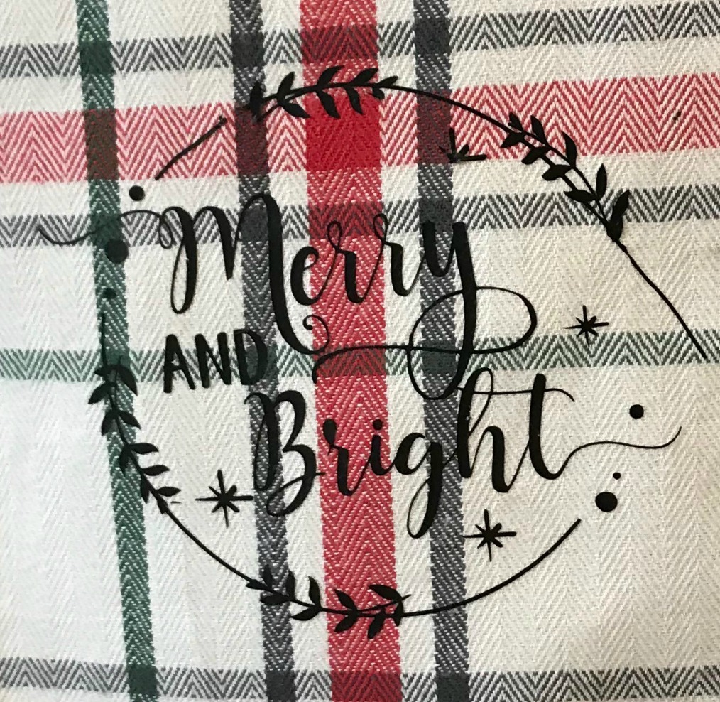 Nostalgic Farmhouse Christmas Aprons & Towels | blowingawayoutwest.com - Tutorial for Farmhouse Christmas (or any occasion) ruffled aprons and fun Christmas towels #holidaybaking #farmhouseapron #Christmasapron #christmastowels #12daysofChristmas