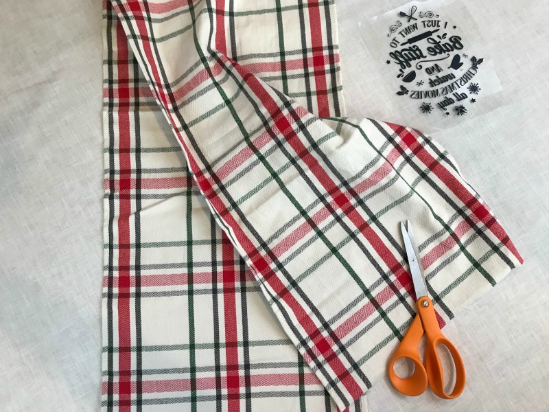 Nostalgic Farmhouse Christmas Aprons & Towels | blowingawayoutwest.com - Tutorial for Farmhouse Christmas (or any occasion) ruffled aprons and fun Christmas towels #holidaybaking #farmhouseapron #Christmasapron #christmastowels #12daysofChristmas