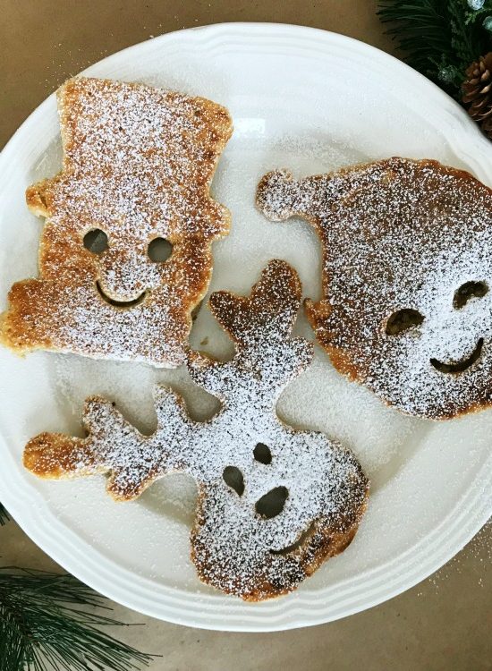 Ho Ho Holiday Pancakes | blowingawayoutwest.com - Molded Christmas Pancakes, perfect for a holiday brunch #christmaspancakes #holidaypancakes #christmaspancakesforkids #christmasmorningbreakfast #12daysofChristmas