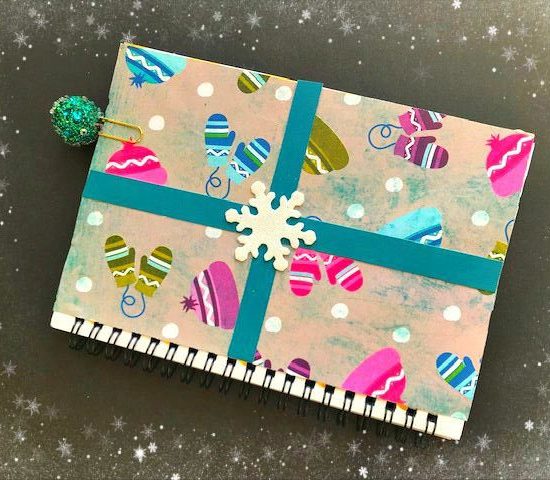Christmas List Books | blowingawayoutwest.com - DIY Christmas List Books - Easy Christmas Kid Craft #christmaskidcraft #christmascraftsforkids#christmaslist #christmaswishlist #diynotebooks#12daysofChristmas #deckthehome #deckthehomebloghop