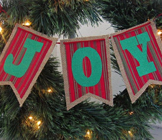Christmas Joy Banner Wreath | blowingawayoutwest.com - DIY Christmas Joy Banner Wreath with Free Patterns & Project Instruction Sheet #adventcalendar #christmaswreath #adventcalendarwreath #freechristmasprintable #diywreath #12daysofChristmas #deckthehome #deckthehomebloghop