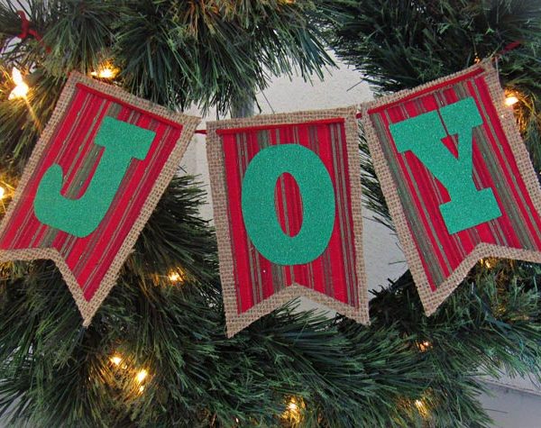 Christmas Joy Banner Wreath | blowingawayoutwest.com - DIY Christmas Joy Banner Wreath with Free Patterns & Project Instruction Sheet #adventcalendar #christmaswreath #adventcalendarwreath #freechristmasprintable #diywreath #12daysofChristmas #deckthehome #deckthehomebloghop