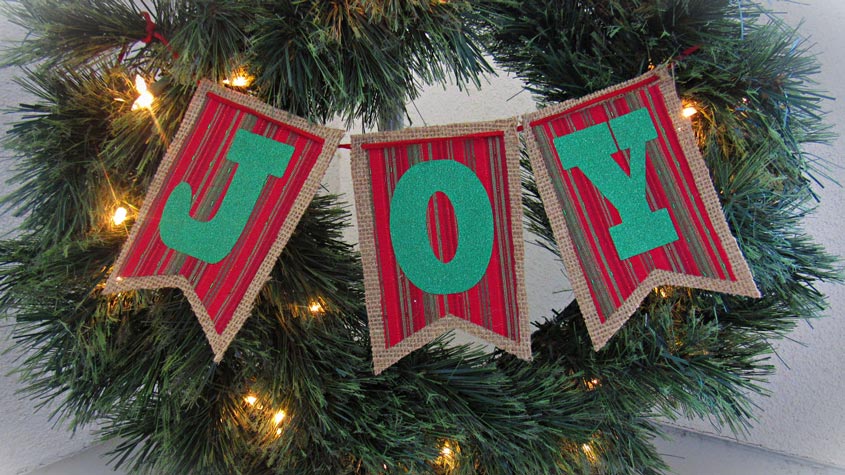 Christmas Joy Banner Wreath | blowingawayoutwest.com - DIY Christmas Joy Banner Wreath with Free Patterns & Project Instruction Sheet #adventcalendar #christmaswreath #adventcalendarwreath #freechristmasprintable #diywreath #12daysofChristmas #deckthehome #deckthehomebloghop