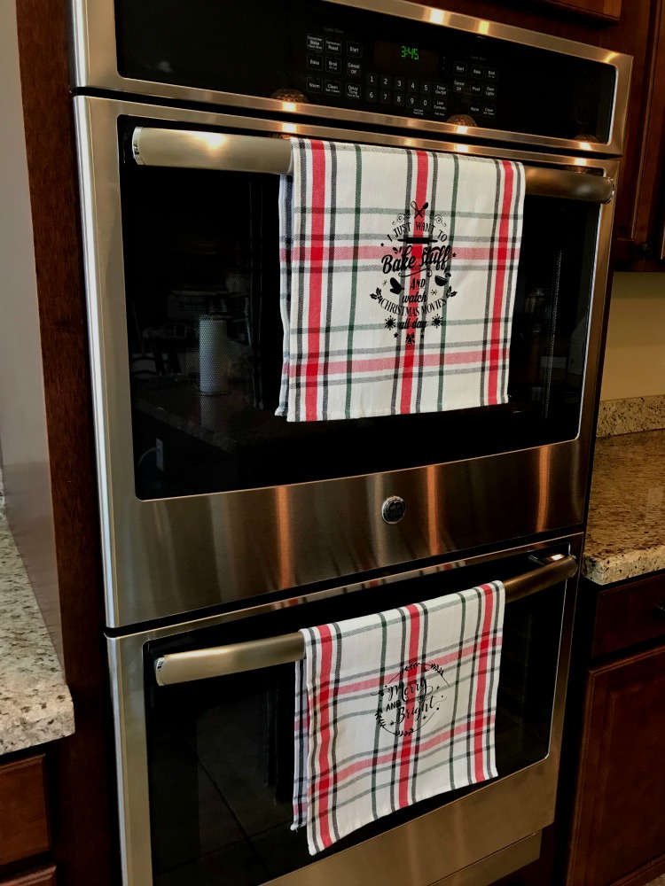 Nostalgic Farmhouse Christmas Aprons & Towels | blowingawayoutwest.com - Tutorial for Farmhouse Christmas (or any occasion) ruffled aprons and fun Christmas towels #holidaybaking #farmhouseapron #Christmasapron #christmastowels #12daysofChristmas