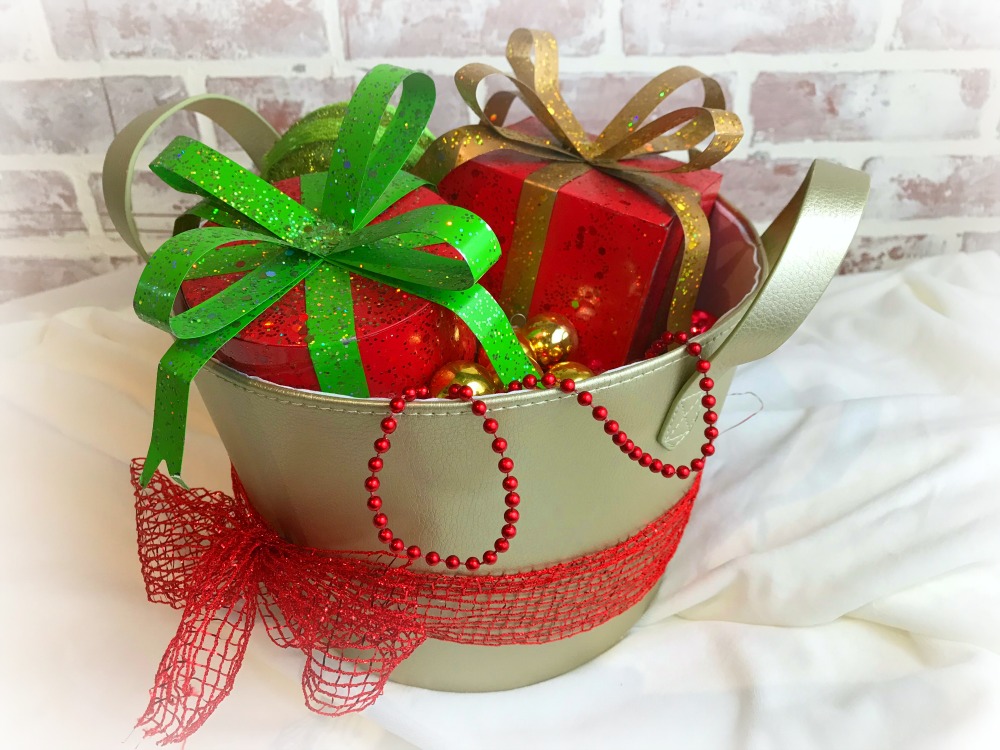 Dollar Store Christmas Craft : Ornament Basket Vignettes | blowingawayoutwest.com - Quick Christmas craft ideas for the bargain decorator using dollar store items. #dollarstorecraft #christmascraft #dollarstorechristmas #12daysofChristmas