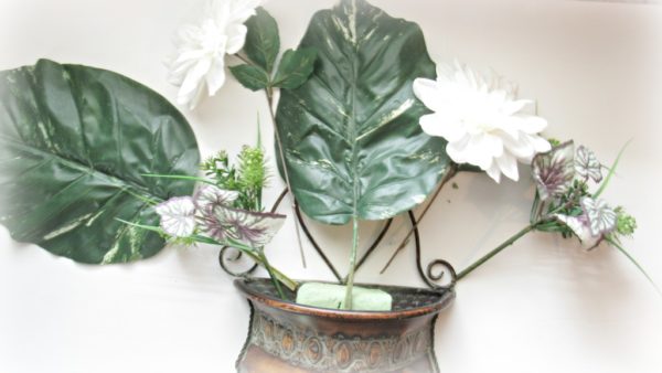 DIY Floral Arrangements the Easy Way: Get your FREE Floral Design Cheat Sheet | blowingawayoutwest.com -Simple, fast methods for creating floral arrangements #flowerarranging #floralarrangements #easyflorals #easycenterpiece #floraldesign #silkflowers