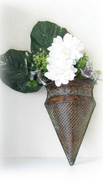 DIY Floral Arrangements the Easy Way: Get your FREE Floral Design Cheat Sheet | blowingawayoutwest.com -Simple, fast methods for creating floral arrangements #flowerarranging #floralarrangements #easyflorals #easycenterpiece #floraldesign #silkflowers