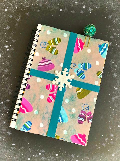 Christmas List Books | blowingawayoutwest.com - DIY Christmas List Books - Easy Christmas Kid Craft #christmaskidcraft #christmascraftsforkids#christmaslist #christmaswishlist #diynotebooks#12daysofChristmas #deckthehome #deckthehomebloghop