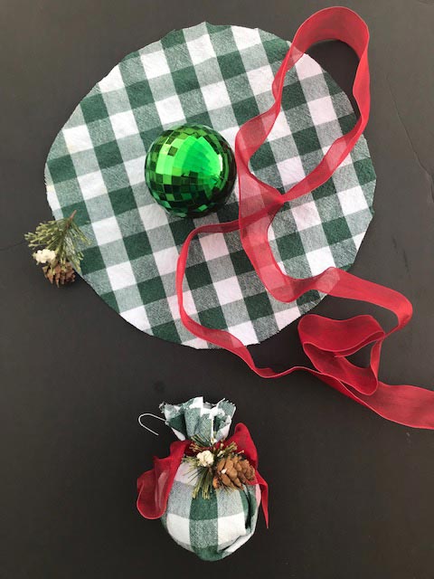 Woodland Christmas Ornaments : Flower Ball Ornaments | blowingawayoutwest.com - DIY Flower Ball and Woodland Christmas Tree Ornaments #woodlandchristmas #farmhousechristmasornaments #christmascraft #woodlandchristmastree #farmhousechristmas #flowerornamentsdiy #diyornaments #12daysofChristmas #deckthehome #deckthehomebloghop #farmhousecheck