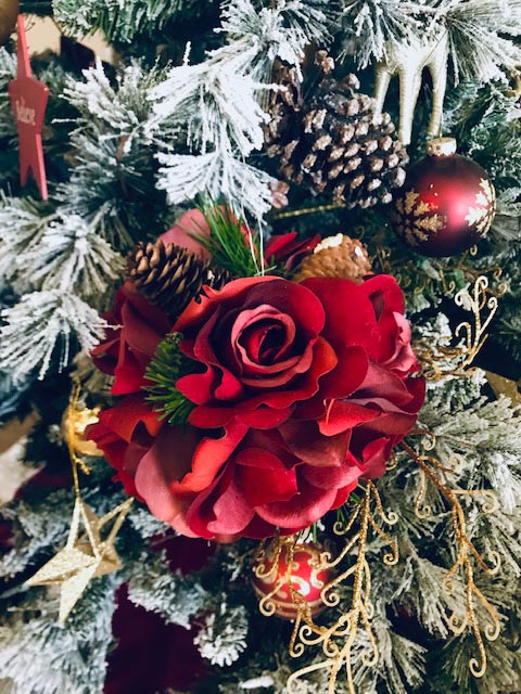 Woodland Christmas Ornaments : Flower Ball Ornaments | blowingawayoutwest.com - DIY Flower Ball and Woodland Christmas Tree Ornaments #woodlandchristmas #farmhousechristmasornaments #christmascraft #woodlandchristmastree #farmhousechristmas #flowerornamentsdiy #diyornaments #12daysofChristmas #deckthehome #deckthehomebloghop #farmhousecheck