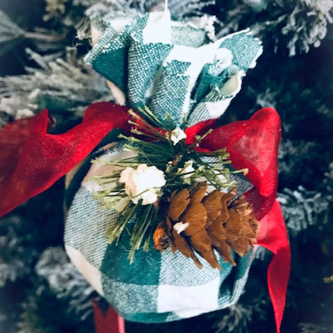 Woodland Christmas Ornaments : Flower Ball Ornaments | blowingawayoutwest.com - DIY Flower Ball and Woodland Christmas Tree Ornaments #woodlandchristmas #farmhousechristmasornaments #christmascraft #woodlandchristmastree #farmhousechristmas #flowerornamentsdiy #diyornaments #12daysofChristmas #deckthehome #deckthehomebloghop #farmhousecheck
